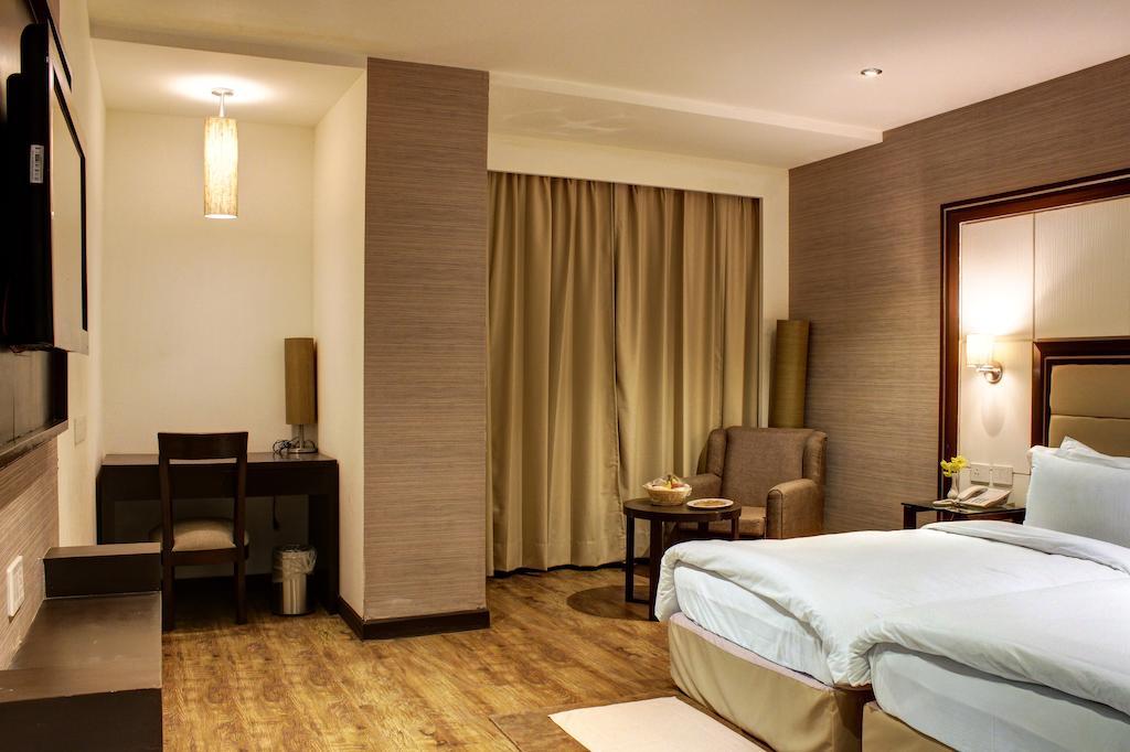 Hotel Aavaa Surya Continental Neu-Delhi Zimmer foto