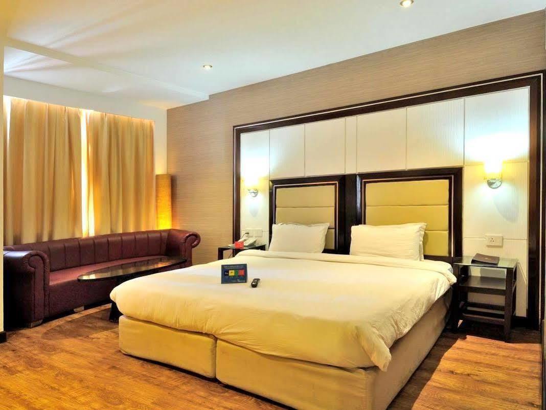 Hotel Aavaa Surya Continental Neu-Delhi Exterior foto