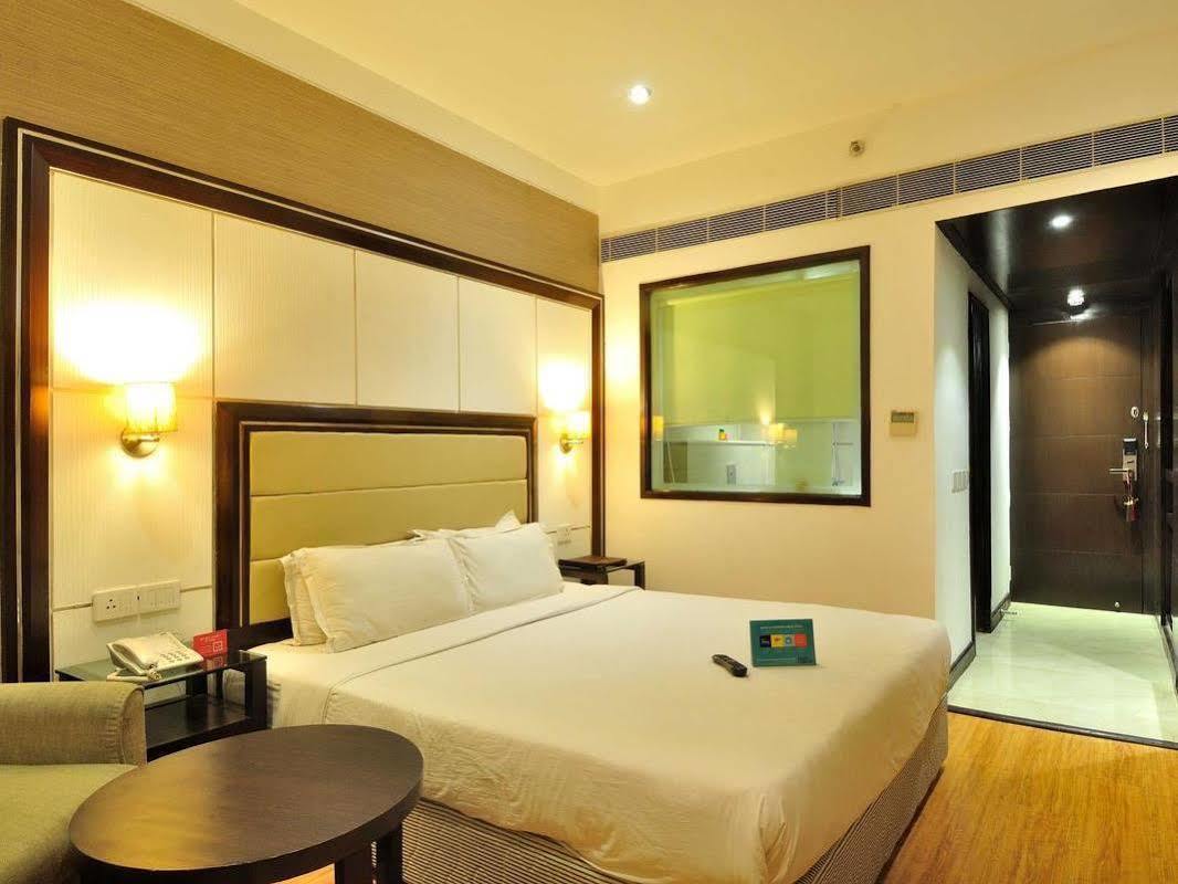 Hotel Aavaa Surya Continental Neu-Delhi Exterior foto